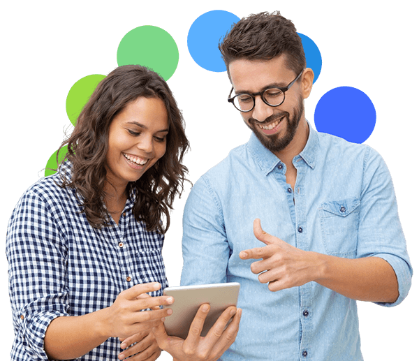 Uma imagem de uma dupla de empreendedores olhando o resultado positivo de uma automação em um tablet